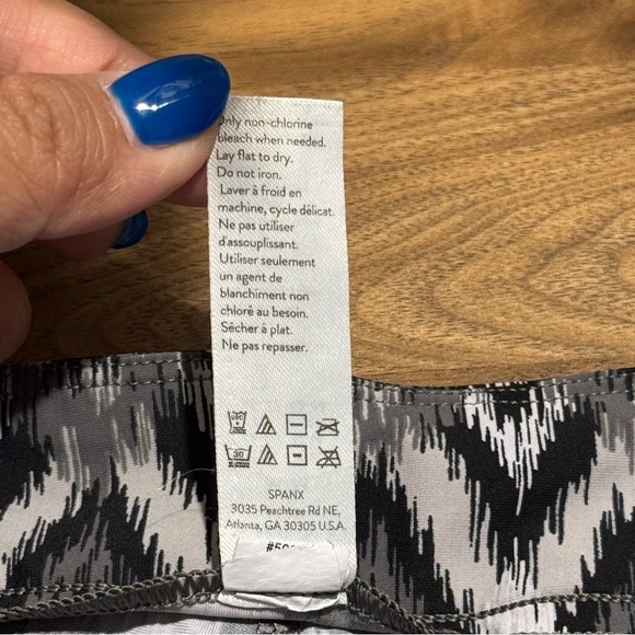 Spanx Medium Ikat Sunshine Pull On 6” Shorts Casual Comfort Stretch Golf Travel - Picture 4 of 5